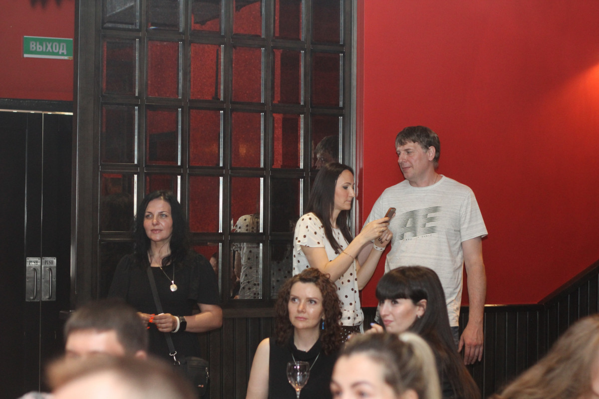 Рок звёзды в Red Finch Pub 