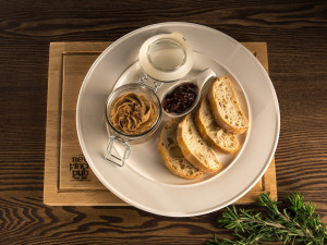 Паштет из куриной печени с карамелизированным луком Паштет из куриной печени с карамелизированным луком